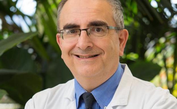 Dr. Francisco Guillén: «Aún quedan dos años intercalando periodos normales y de aislamiento»