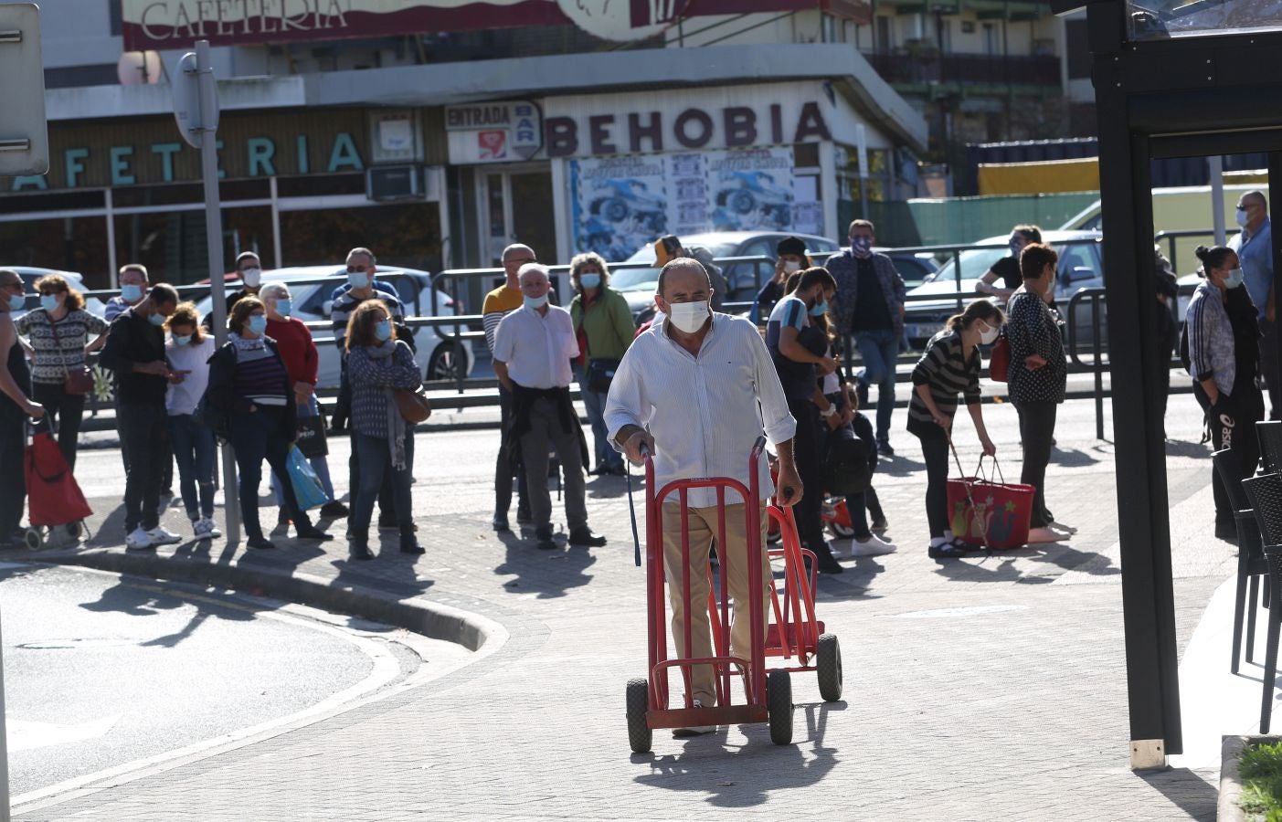 Avalancha en la muga para comprar tabaco y alcohol antes del confinamiento en Francia