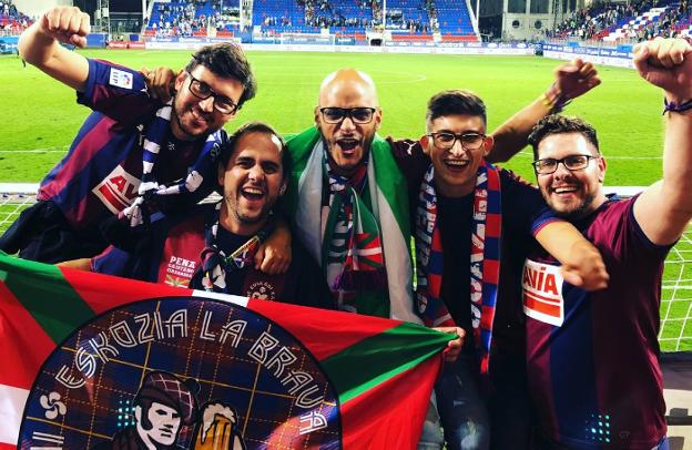 Divididos entre sus dos grandes amores