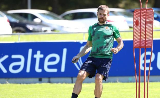 Illarramendi y Aritz Elustondo trabajan al margen