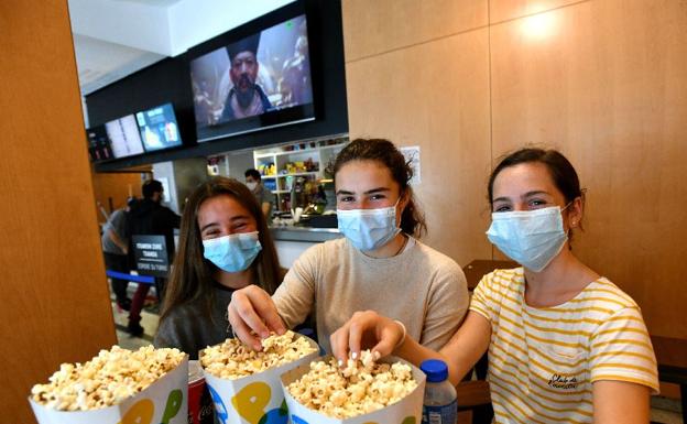 Los cines dejan de vender palomitas y adelantan media hora sus sesiones