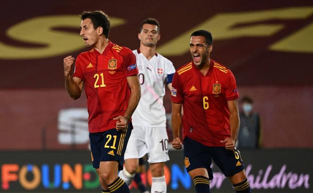 Oyarzabal y Mikel Merino, con la selección