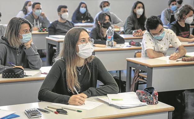 El Covid obliga a contratar docentes sustitutos sin máster ni EGA