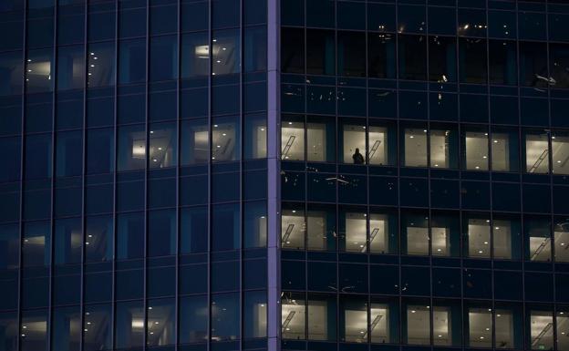 Los contagios siguen elevados pero estables una semana después del cierre de bares