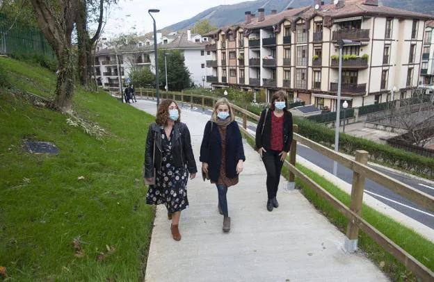 Cristina Laborda, Virginia Canales y Ana Baena, delegada, técnica y directora, respectivamente, del área de Obras, recorriendo el nuevo tramo entre la avenida de Jaizubia y la calle Pozuetakogaina. / F. DE LA HERA