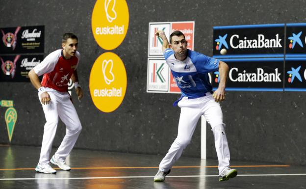 Erik Jaka mira al cielo de Bilbao y lo acaricia