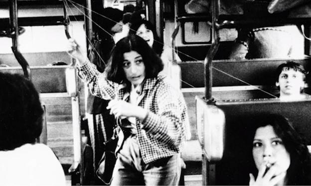 Un documental recrea la acción artística de Esther Ferrer en un tren de Bolonia
