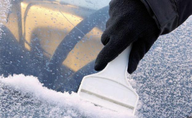 Así se quita el hielo del parabrisas