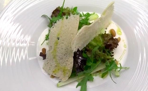 Receta de cuajado de parmesano con manzana, piñones y aceite de trufa de Mikel Gallo