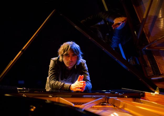 Mikel Azpiroz: «La imperfección en la música ayuda a que el resultado sea real»