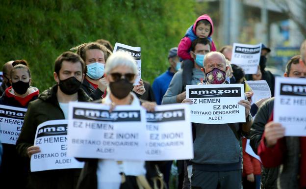Protesta contra la implantación de Amazon en Oiartzun y en favor del comercio local