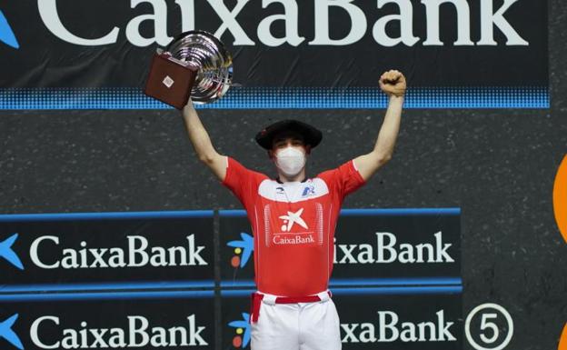 Erik Jaka levita en la final manomanista más silenciosa