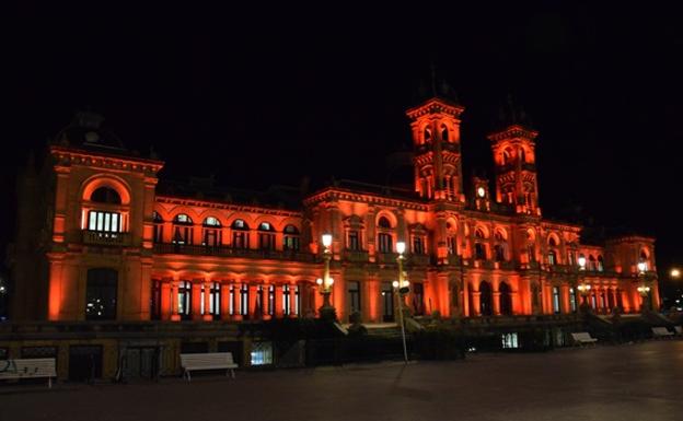 El Ayuntamiento de Donostia, de rojo en contra de la pena de muerte