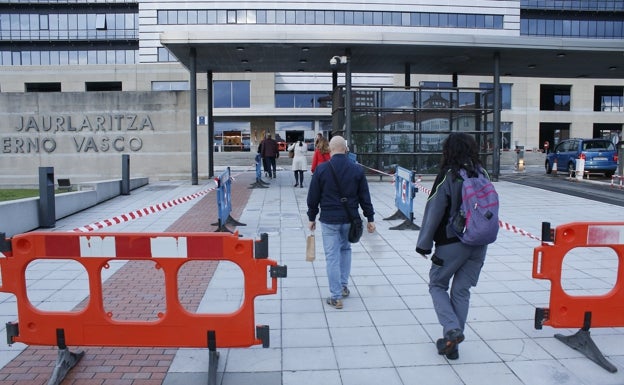 La Administración vasca abre una vía limitada para estabilizar a varios miles de interinos