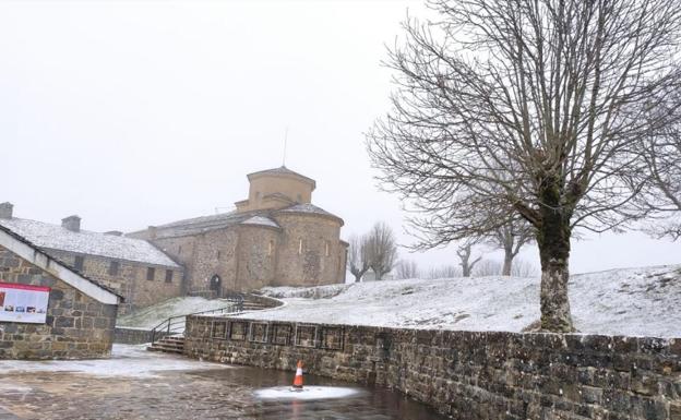 El invierno llama a la puerta con las primeras nieves en los montes