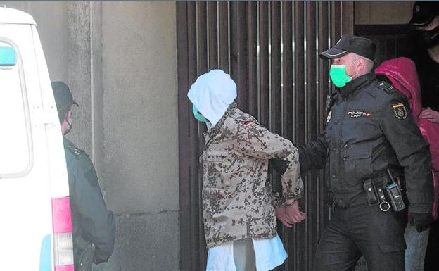Rafael Amargo, oculto bajo una capucha, sale de comisaría y llega a los Juzgados