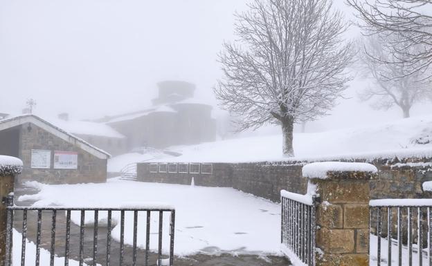 Las olas azotan con fuerza la costa, se intensifican los chubascos y baja la cota de nieve