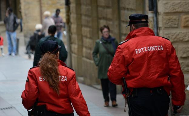 Detenidos dos jóvenes por retener a una persona en su casa en Lezo