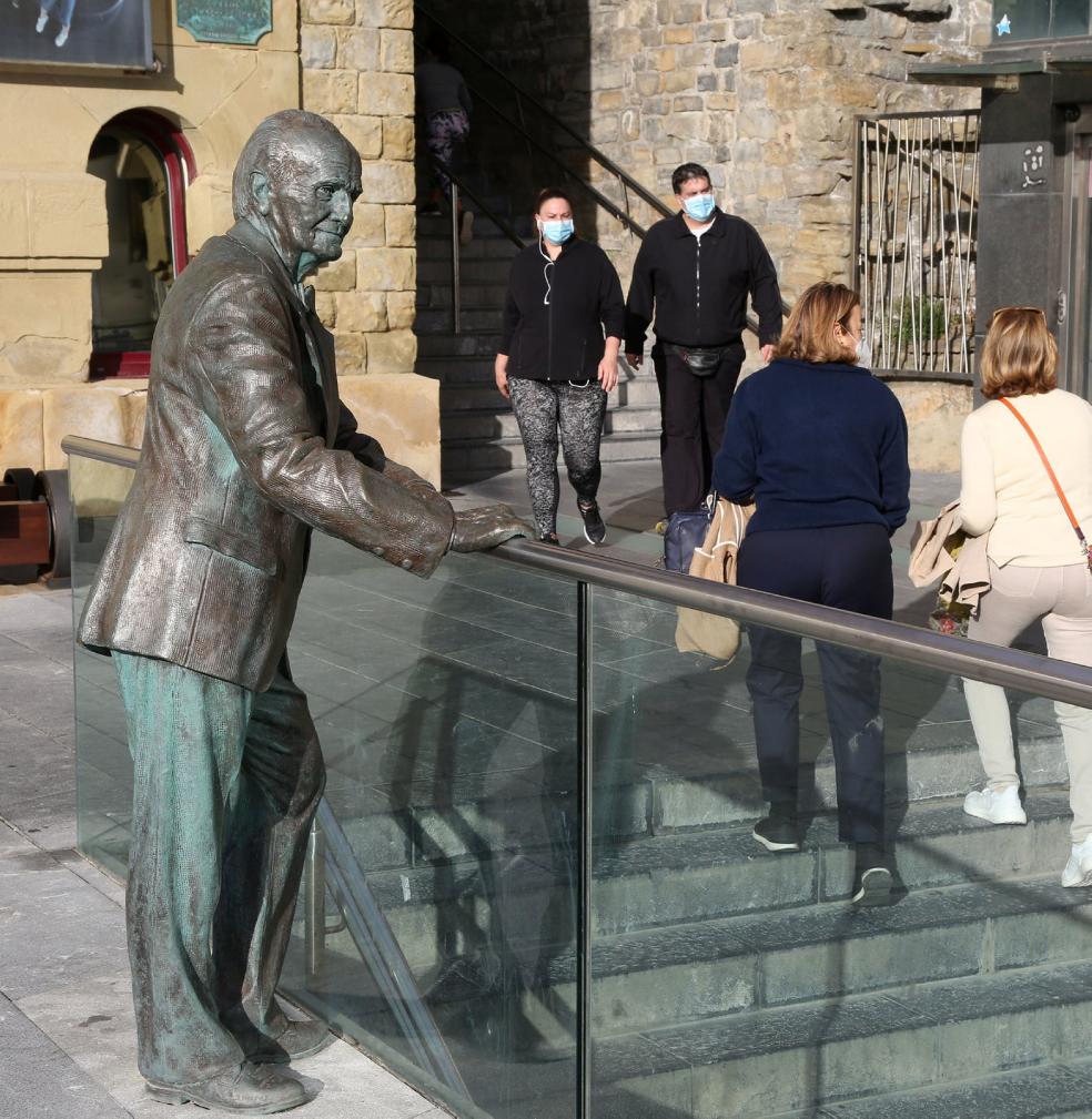 El caballero de bronce que cuida el Aquarium de San Sebastián