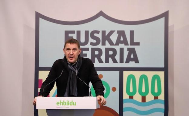 Otegi advierte de que «el horizonte es monarquía o repúblicas, en plural»