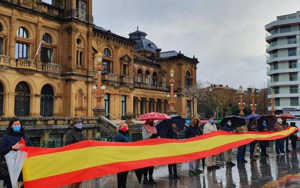 Vox se concentra en Donostia en favor de la Constitución