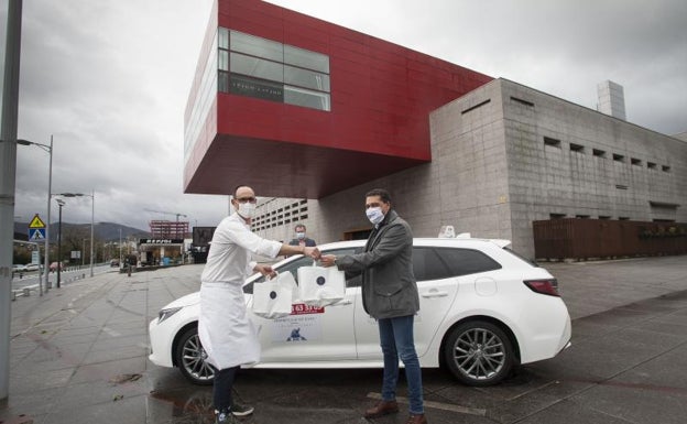 Iñigo Lavado implica a los taxis para ayudar a que la hostelería llegue a los hogares