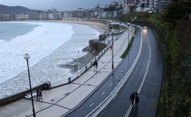 El RACVN critica que se corte al tráfico el paseo de La Concha los domingos y festivos