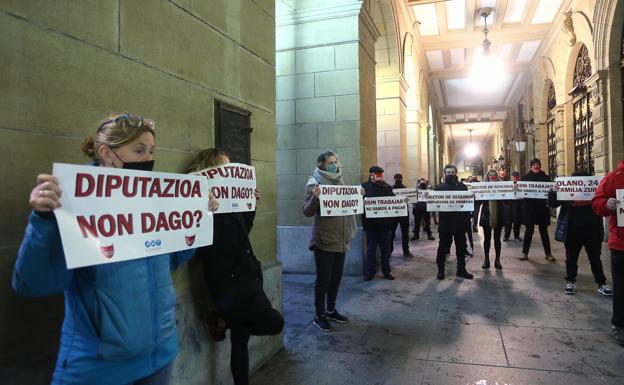 Los hosteleros amenazan con no abrir si solo se permite consumo en el exterior