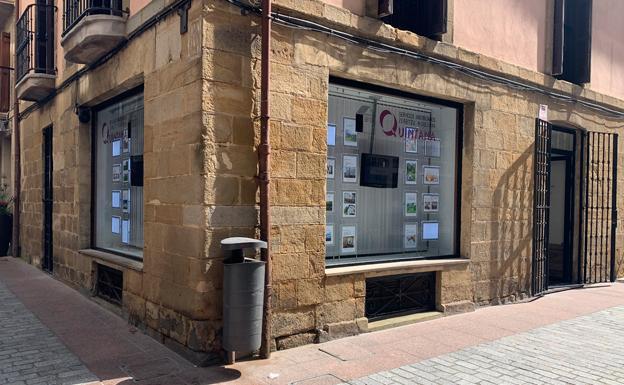 Helena Quintana, agente inmobiliaria seria y profesional