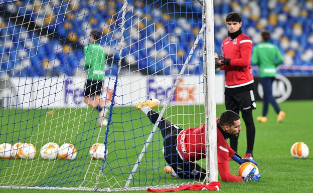Moyá, baja de última hora por un problema en la rodilla