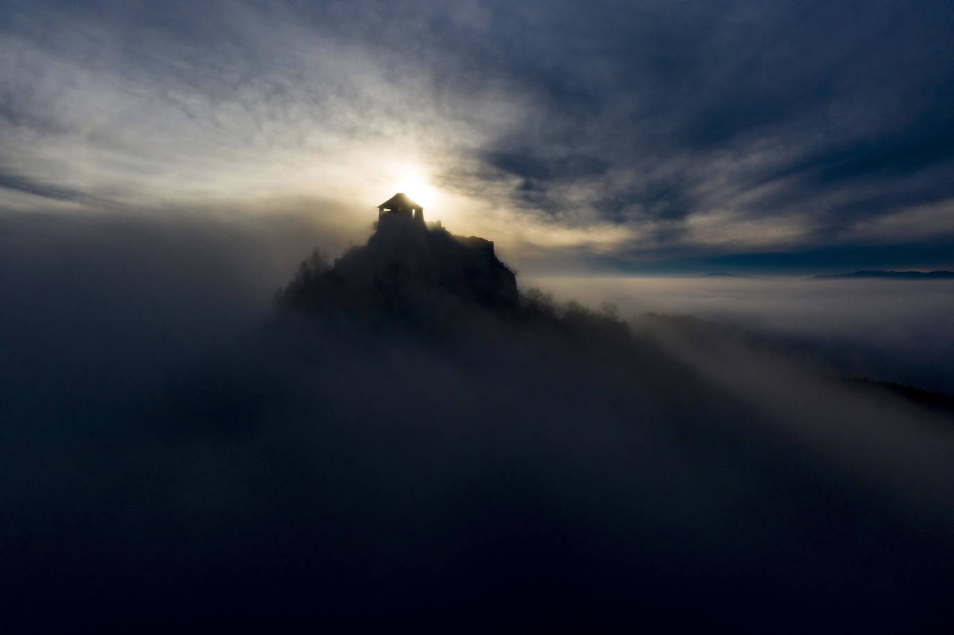 La belleza del castillo de Somosko envuelto por la niebla