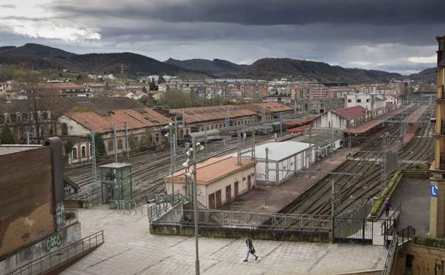 Zona de vías de Irun donde se actuará a fin de ganar esos espacios ferroviarios para uso urbano/fernando de la hera