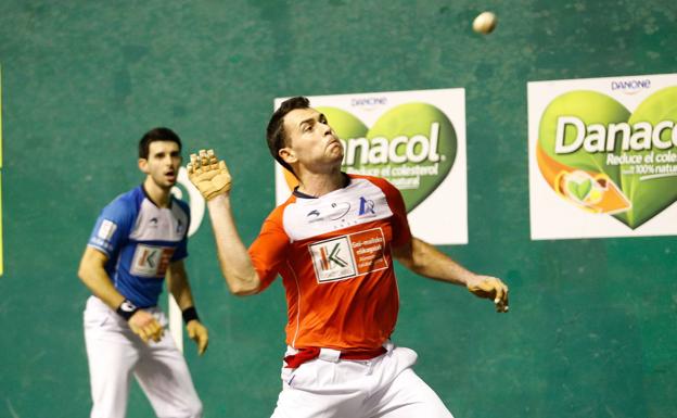 Jaka inaugura las eliminatorias de cuartos ante Peio Etxeberria esta noche en Bilbao