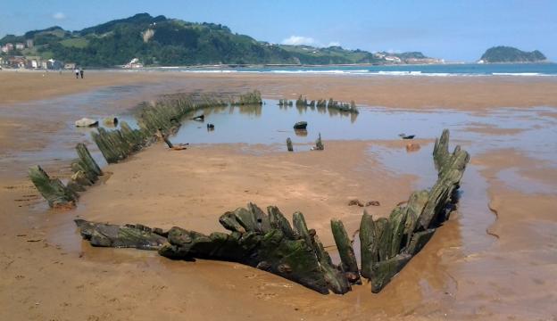 Los restos del buque alemán Gustav aparecen cuando el mar se lleva arena del final de la playa, cerca del monte Talaimendi. / AMAXKAR