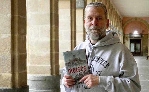 «Me conformo con entretener y despertar la curiosidad del lector»