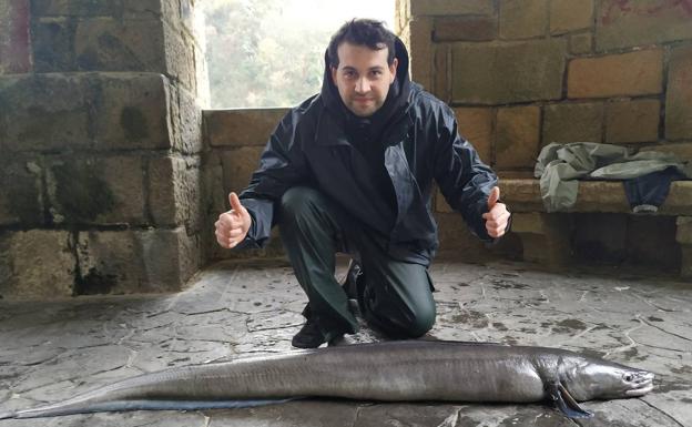 Captura un congrio de 17 kilos en aguas de Pasai Donibane