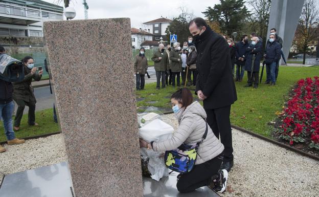 Iturgaiz acusa a Sánchez de «humillar a las víctimas» al «agasajar» a Bildu