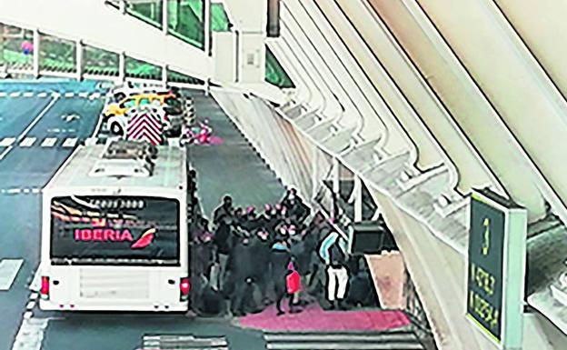 Denuncian aglomeraciones de gente en Loiu por embarcar en bus en vez de por pasarela