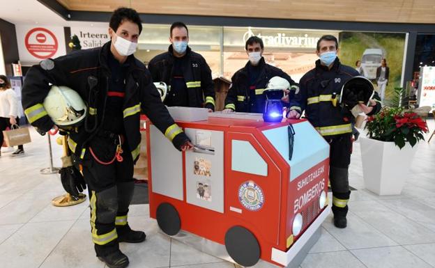 Pajes con traje de bombero