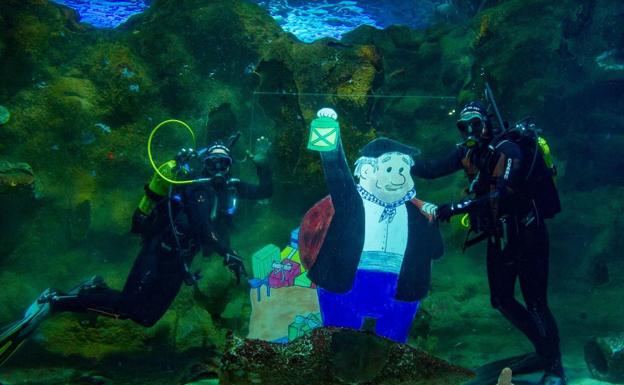 El zorionak del Olentzero con los tiburones del Aquarium