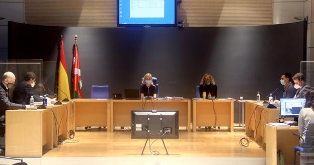 El jurado popular del juicio por la muerte de Asier Niebla, reunido para deliberar