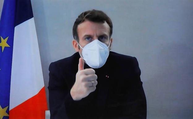 Críticas a Macron por violar las normas antes de su positivo