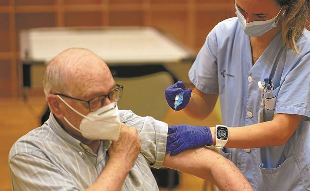 Coronavirus: Euskadi comenzará a vacunar en las residencias de mayores el próximo lunes 28