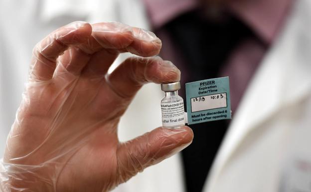 Pzifer explica su vacuna: «El único efecto adverso comunicado es fatiga y dolor de cabeza»