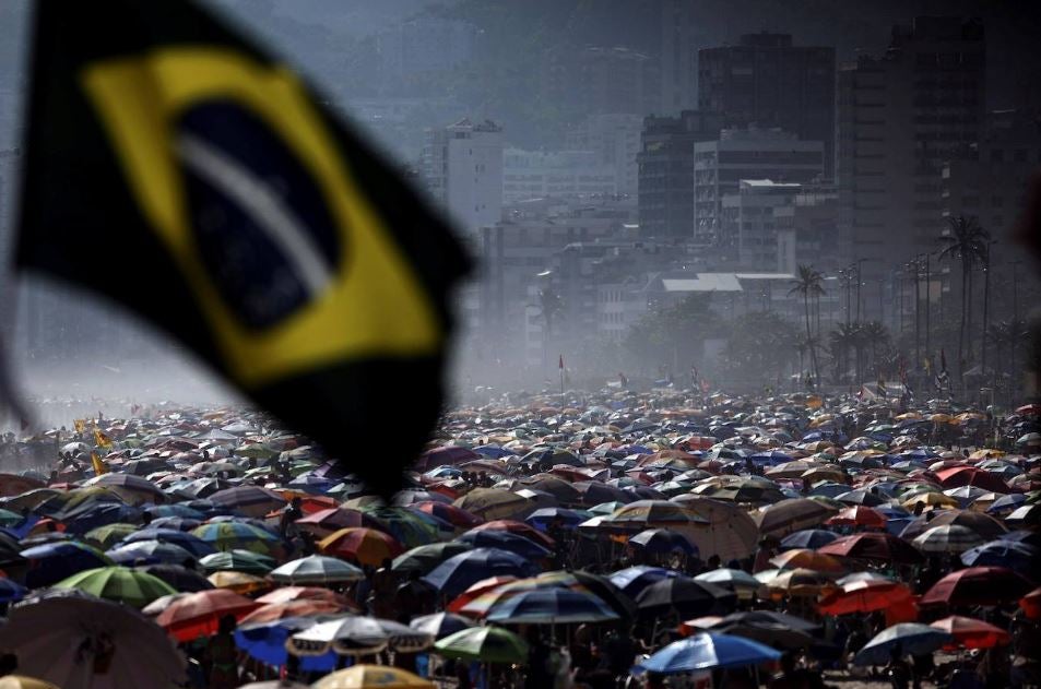 Aglomeración en la playa de Río