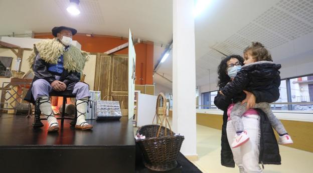 Olentzero y Mari Domingi trajeron la ilusión a los más pequeños de la villa