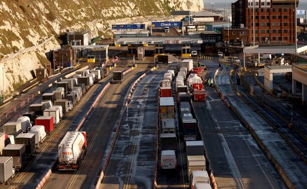 Unos 10.000 camioneros seguirán atrapados durante la Navidad