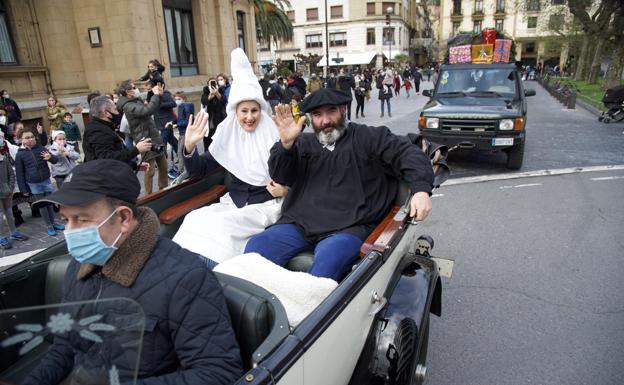 Olentzero y Mari Domingi reparten ilusión en la Nochebuena más atípica