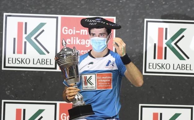 «Esta txapela es la que mejor me ha sentado en mi carrera como pelotari profesional»