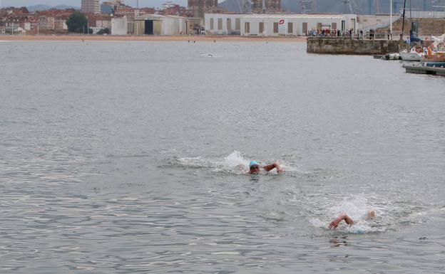 Un vecino de Ondarroa muere en una prueba de natación en Gijón